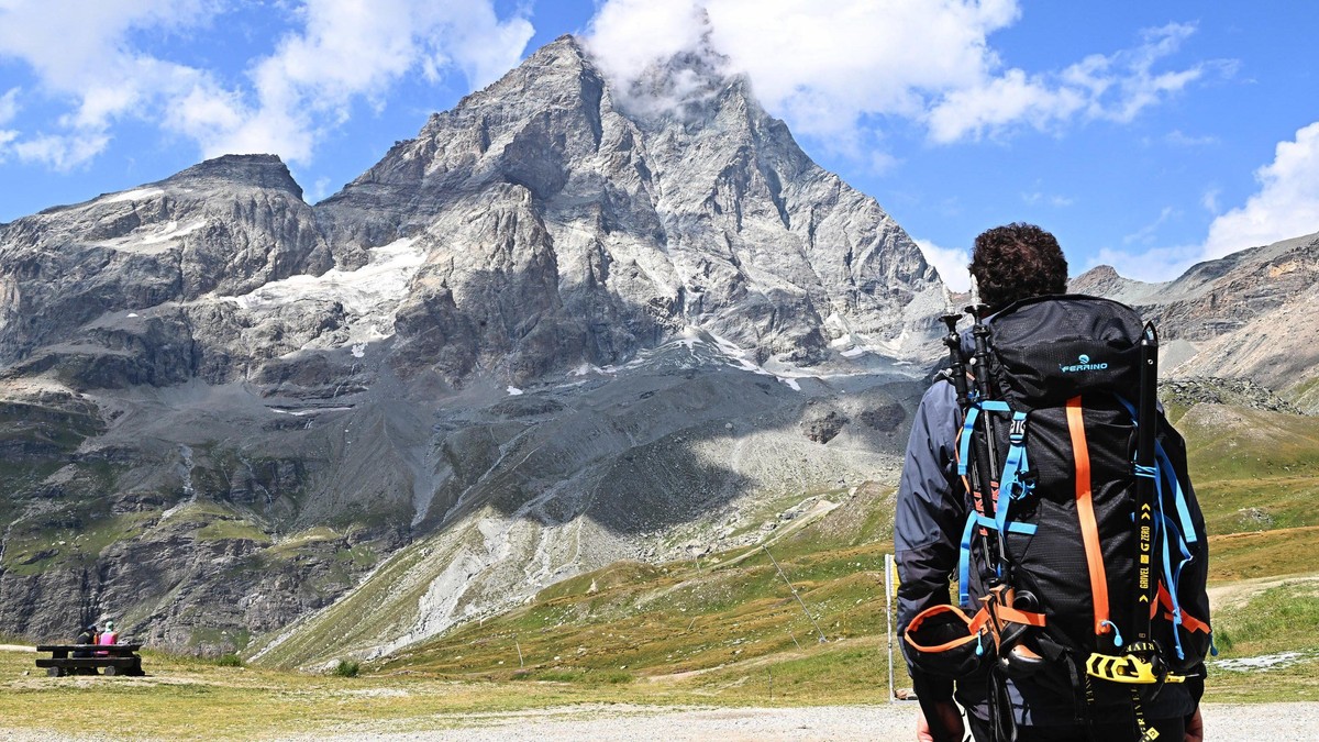 Tužan pogled na planinu Materhorn na italijanskoj strani Alpa u Bruj-Červiniji, alpskom selu i skijalištu u podnožju Monte Červina - nema uobičajenog snega i leda | Foto: Alessandro Di Marco/EPA