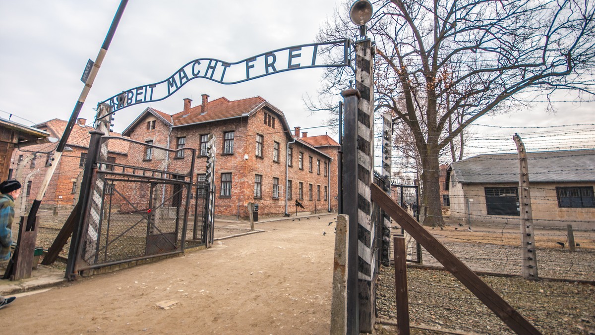 Menach Bodnar, były więzień obozu koncentracyjnego Auschwitz, razem z rodziną szuka za pomocą Facebooka swojego brata bliźniaka. Mężczyźni ostatni raz widzieli się dwa dni przed wyzwoleniem obozu w 1945 roku, mieli wtedy 4 lata - poinformował portal metrocafe.pl.