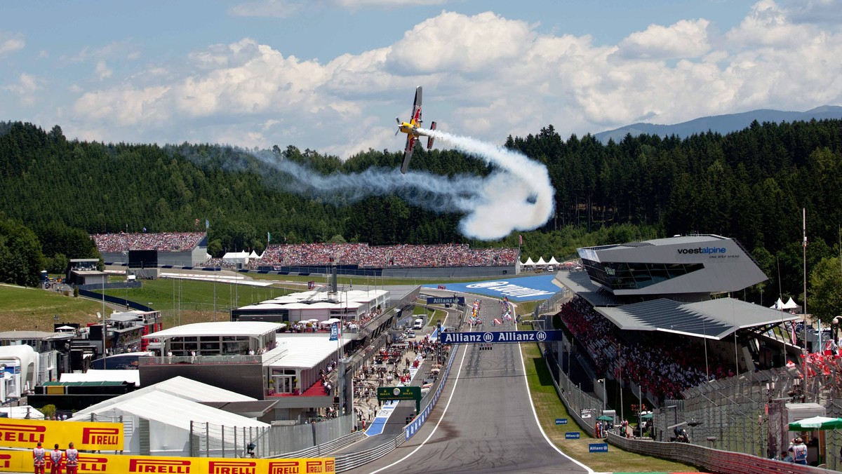 Najbardziej ekscytujące mistrzostwa świata Red Bull Air Race w historii tego sportu zakończą się spektakularnym finałem w austriackiej miejscowości Spielberg, który odbędzie się w dniach 25-26 października. Brytyjczyk Nigel Lamb wciąż ma niewielką przewagę nad Austriakiem Hannesem Archem oraz Broniącym tytułu mistrza Brytyjczykiem Paulem Bonhommem.