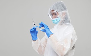 Rzecznik MZ: Sprzęt, który przyleciał we wtorek - w pierwszej kolejności trafi do szpitali jednoimiennych