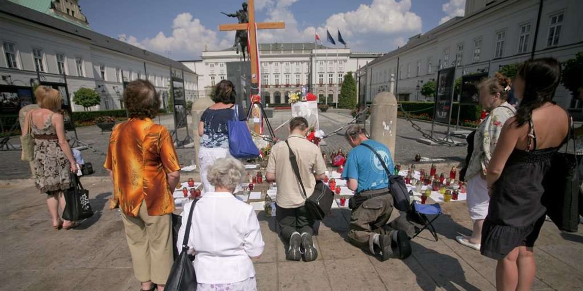 Marszałek Grzegorz Schetyna wyznał w "Faktach po Faktach", że jest za postawieniem pomnika ku czci Lecha i Marii Kaczyńskich