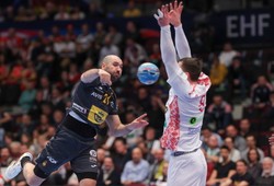 Czegoś takiego jeszcze nie było. Piłka przykleiła się do słupka [WIDEO]