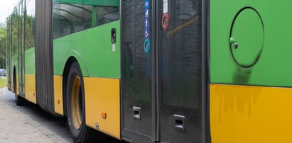 Makabra w autobusie w Poznaniu. Mężczyzna próbował wydłubać pasażerce oczy?