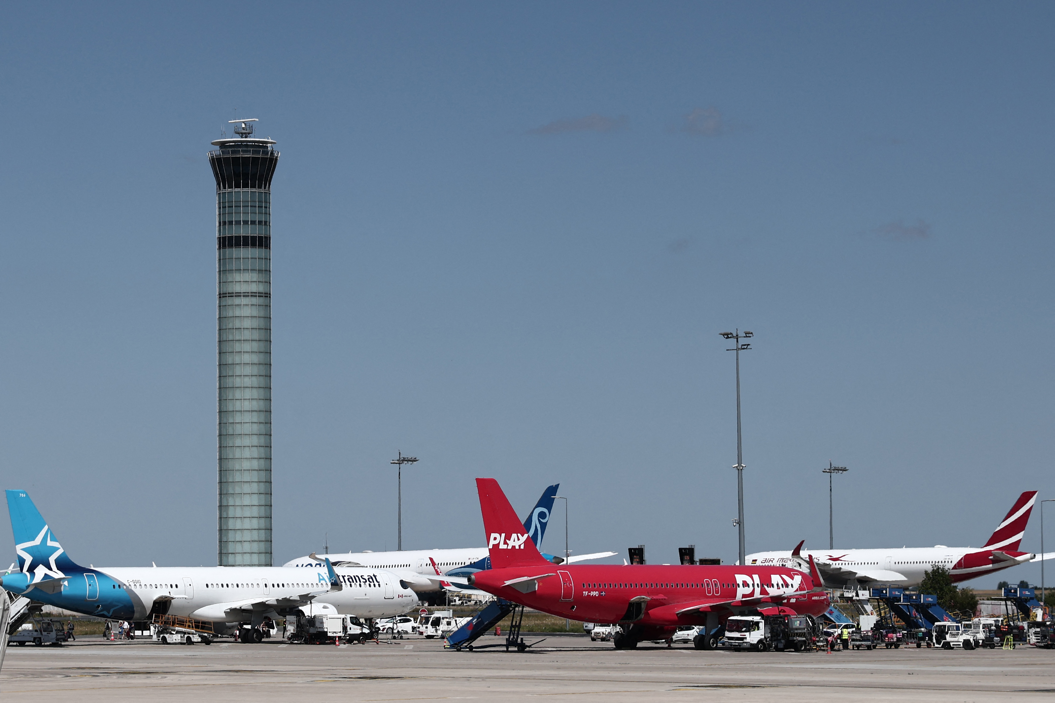 Sciopero controllori volo Francia: 933 voli cancellati oggi