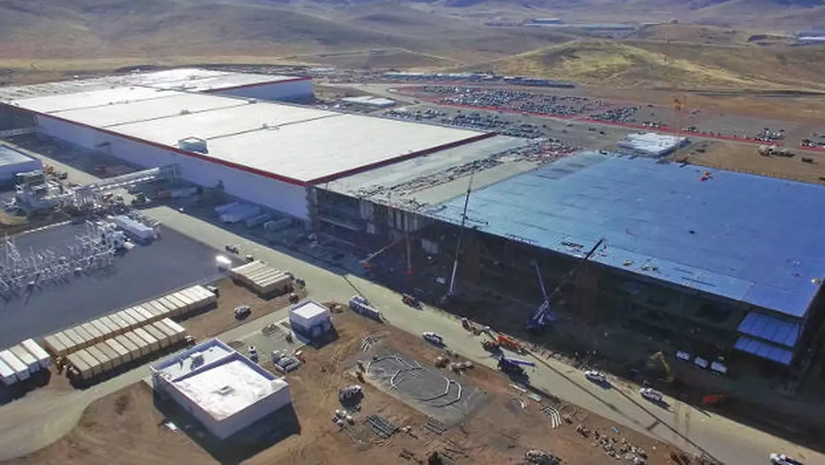 Tesla Gigafactory: postęp prac nagrany dronem w jakości 4K (wideo)