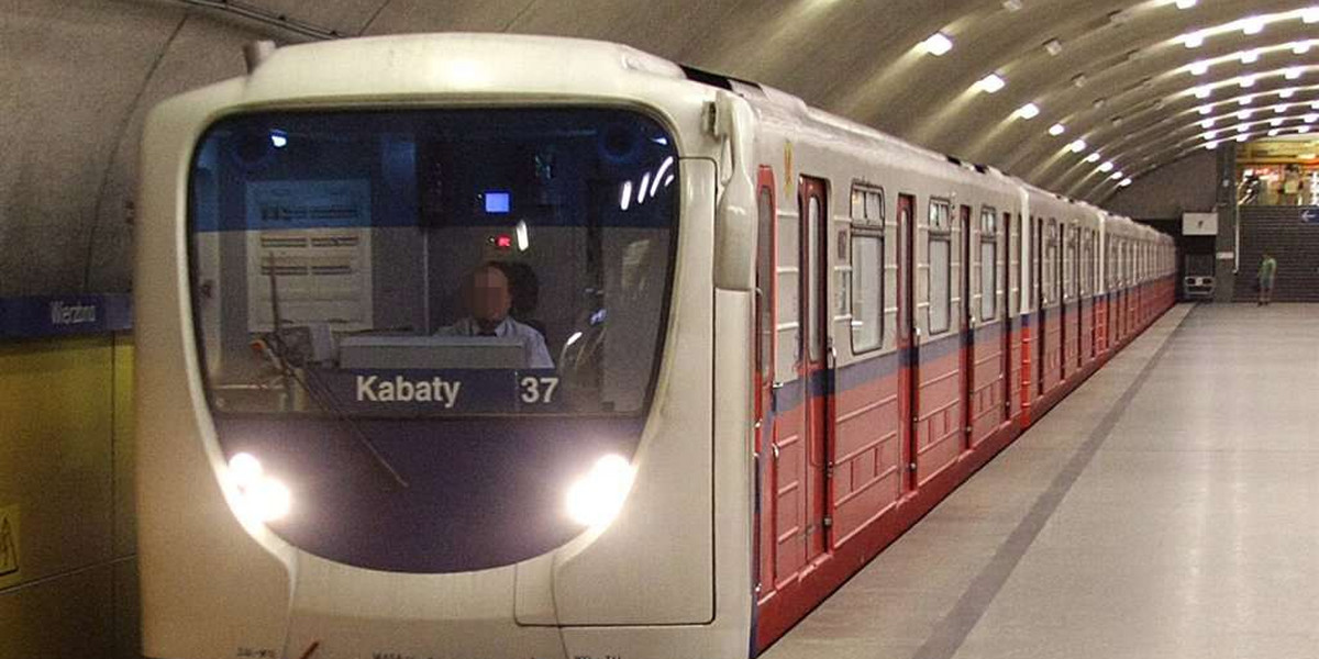 Wskoczył pod pędzące metro i przeżył