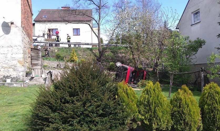 Samochód rozbity na pechowym zakręcie