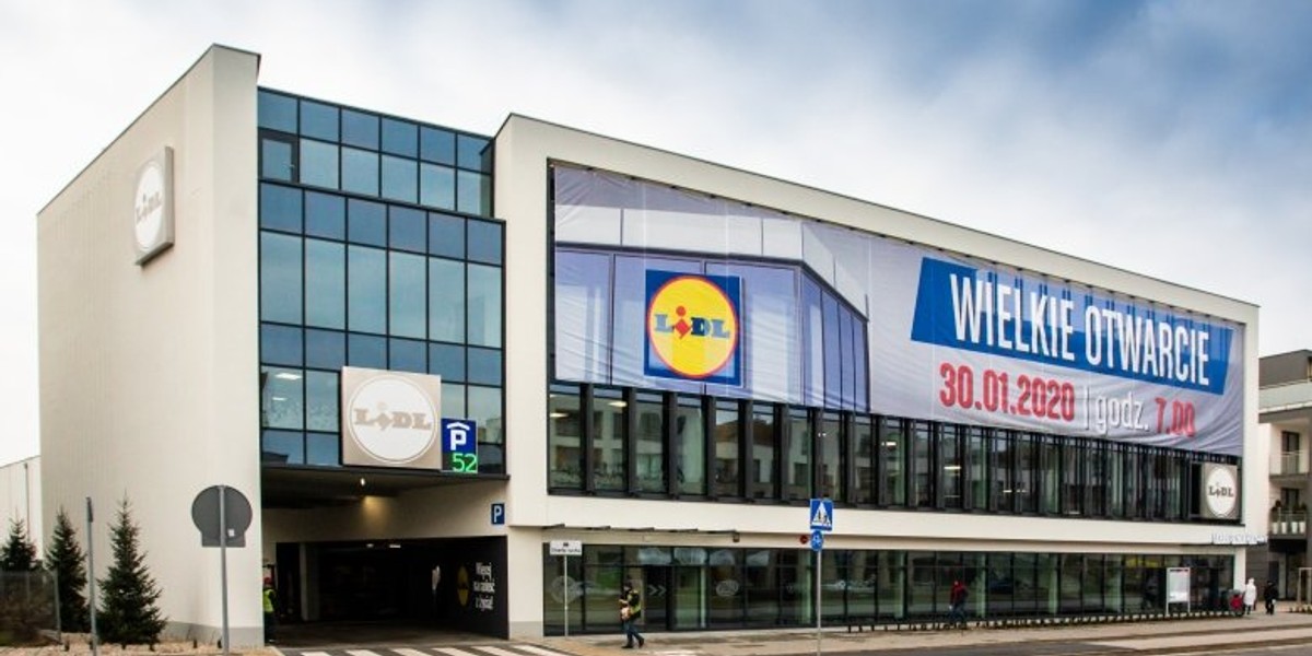 Lidl podkreśla, że wilanowska placówka "cechuje się nowoczesną, elegancką i wielopoziomową bryłą, która została wkomponowana w architekturę warszawskiej dzielnicy”.