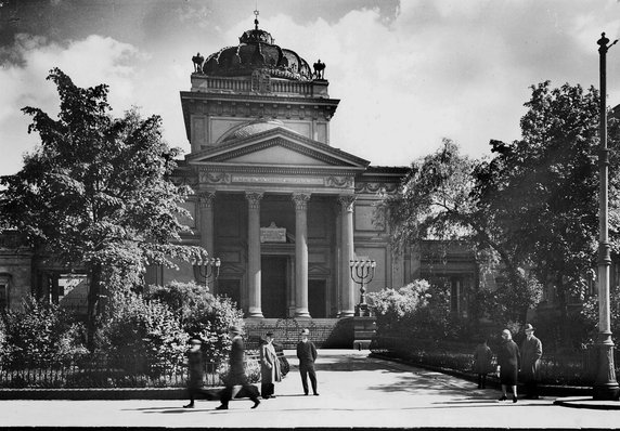 Lata 1935-1939, “Wielka Synagoga na Tłomackiem.” Fot. Henryk Poddębski