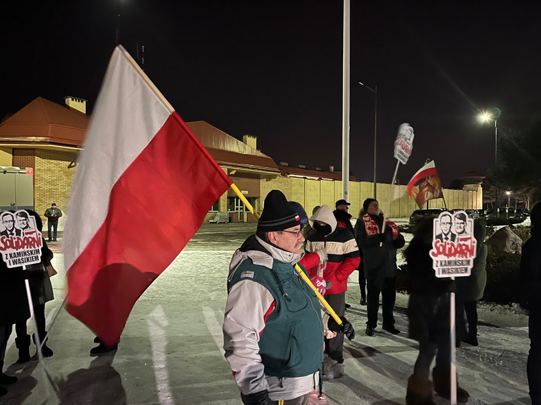 Protestujący mieli ze sobą polskie flagi i banery wspierające Kamińskiego i Wąsika.