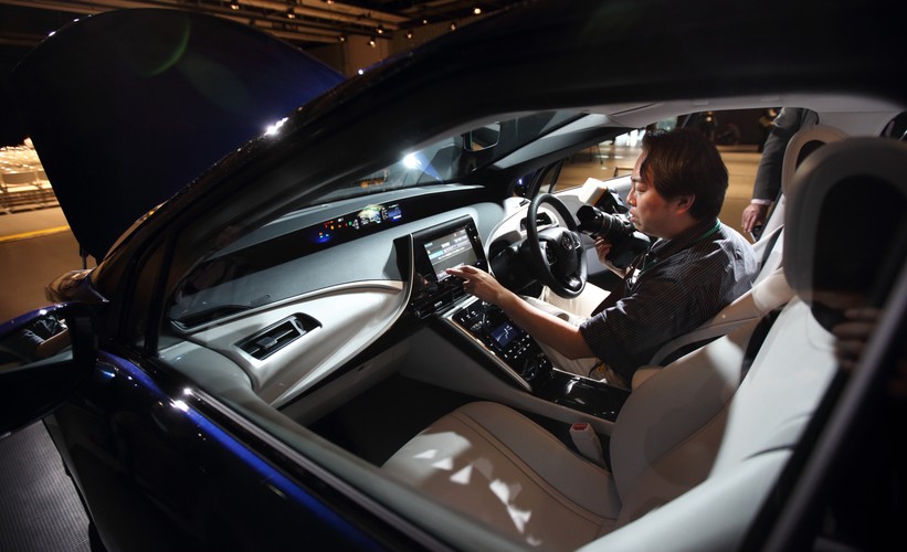 W Japonii sprzedaż Toyoty Mirai rozpocznie się już 15 grudnia br. Do Stanów Zjednoczonych i Europy samochód trafi prawdopodobnie pod koniec 2015 roku. W USA Mirai ma kosztować ok. 57,5 tys. Dolarów.