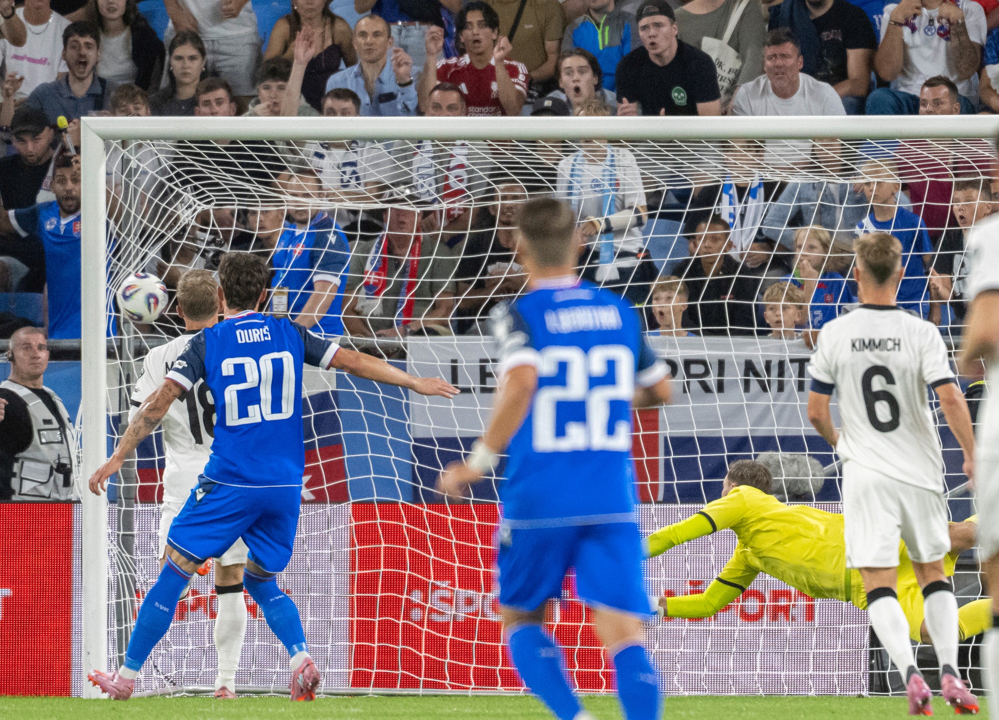 Zľava hráč Nemecka Maximilian Mittelstädt, hráč Slovenska Dávid Ďuriš, hráč Slovenska Stanislav Lobotka, brankár Nemecka Oliver Baumann a hráč Nemecka Joshua Kimmich. 