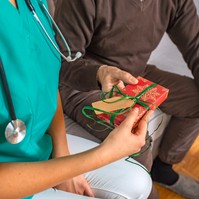 Holnap megyek haza a kórházból, adhatok desszertet, ajándékcsomagot az orvosoknak, ápolóknak? Az orvos válaszol