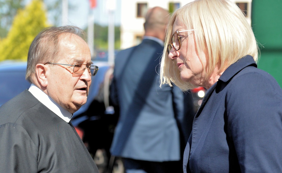 Rzecznik rządu Joanna Kopcińska i dyrektor Radia Maryja ojciec Tadeusz Rydzyk