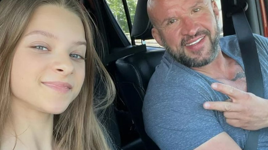 Tomasz Oświeciński pokazał zdjęcie z córką. Strój 13-latki wywołał oburzenie