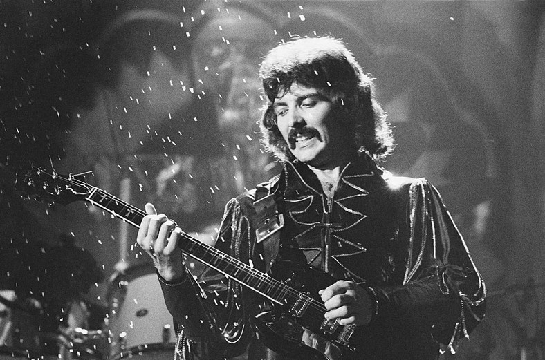 Tony Iommi w 1976 r., podczas koncertu Black Sabbath w Londynie