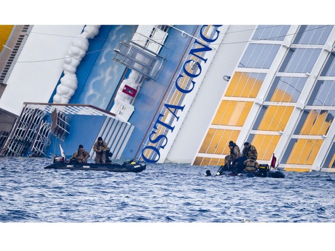 Nurkowie i ratownicy muszą pracować z wielką ostrożnością ze względu na ryzyko zsunięcia się wraku w głębinę