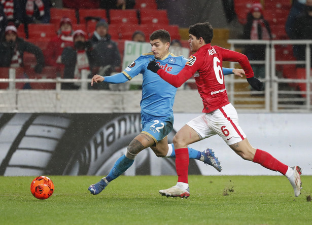 Piłkarz SSC Napoli Giovanni Di Lorenzo (L) w starciu z zawodnikiem Spartaka Moskwa Ayrtonem (P)