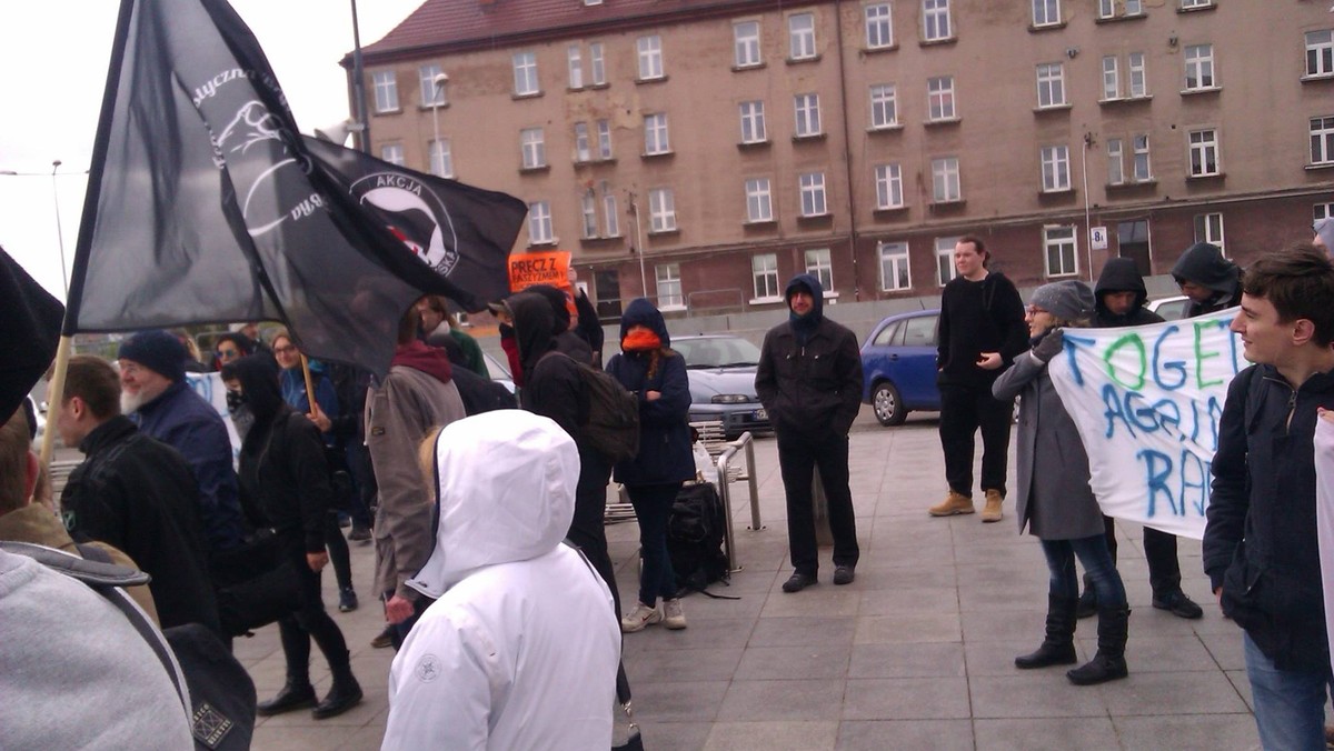 Przedstawiciele lewicowych i prawicowych ugrupowań oskarżają się tutaj nawzajem. W ogniu krytyki jest także policja, która zdaniem przynajmniej niektórych manifestujących nie zrobiła niczego, by zapobiec bójce w pobliżu tczewskiego dworca. W internecie pojawiło się już nagranie dzisiejszych zajść.