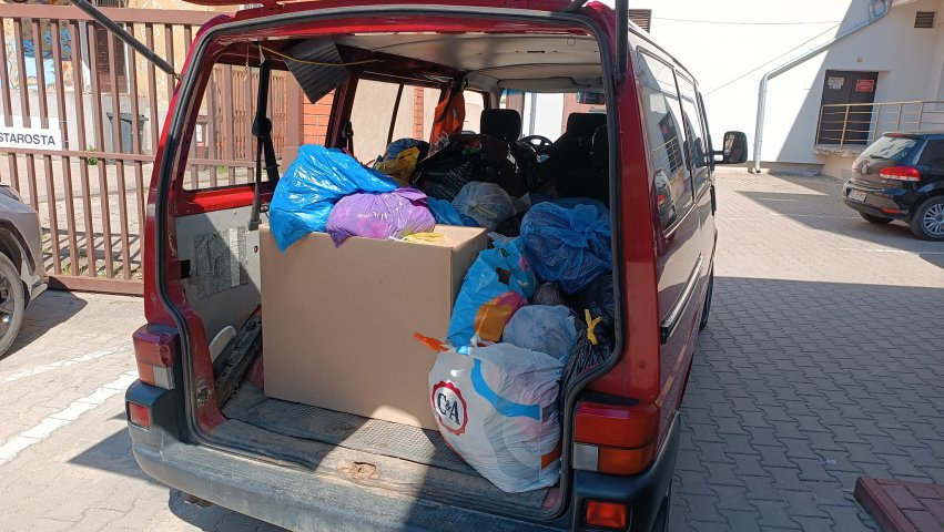 Zebrali dwa tiry ubrań, by pomóc chorej na SMA Kindze