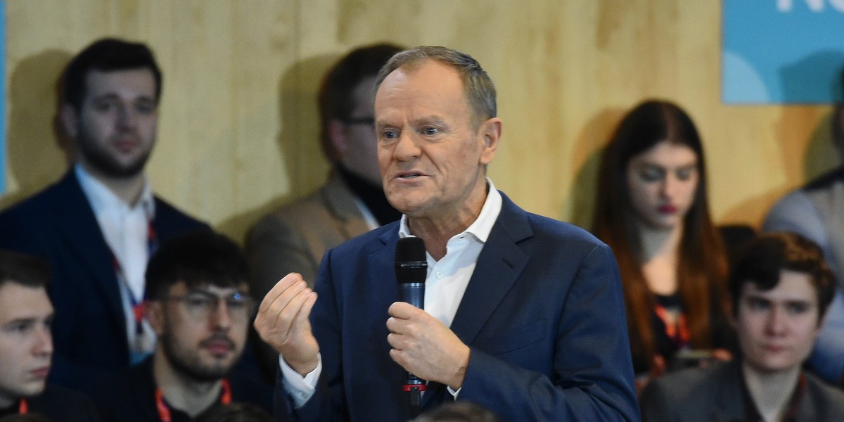 Donald Tusk kontynuuje objazd po kraju i bierze udział w spotkaniach z sympatykami PO.