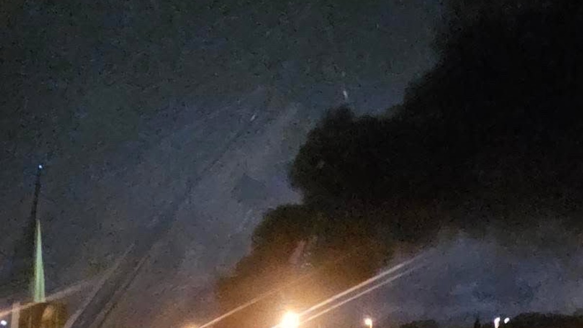 (FOTO) OGROMAN VRTLOG DIMA NAD MOSTOM NA ADI! Buktinja progutala automobil: Vatrogasci jure na lice mesta