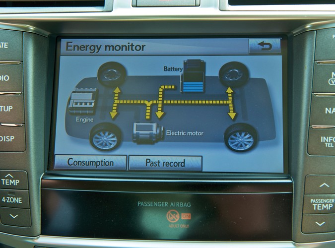 Specjalnie przygotowana 'otwarta' wersja Lexusa LS 600h L będzie oficjalnym królewskim pojazdem nowożeńców podczas ceremonii zaślubin jego wysokości księcia Monako Alberta II z panną Charlene Wittstock, która odbędzie się w sobotę, 2 lipca 2011 r.