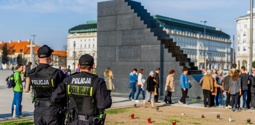 Chory apel dra Jabłońskiego o sikanie na pomnik smoleński. "Zgłosiło się kilkunastu odważnych"