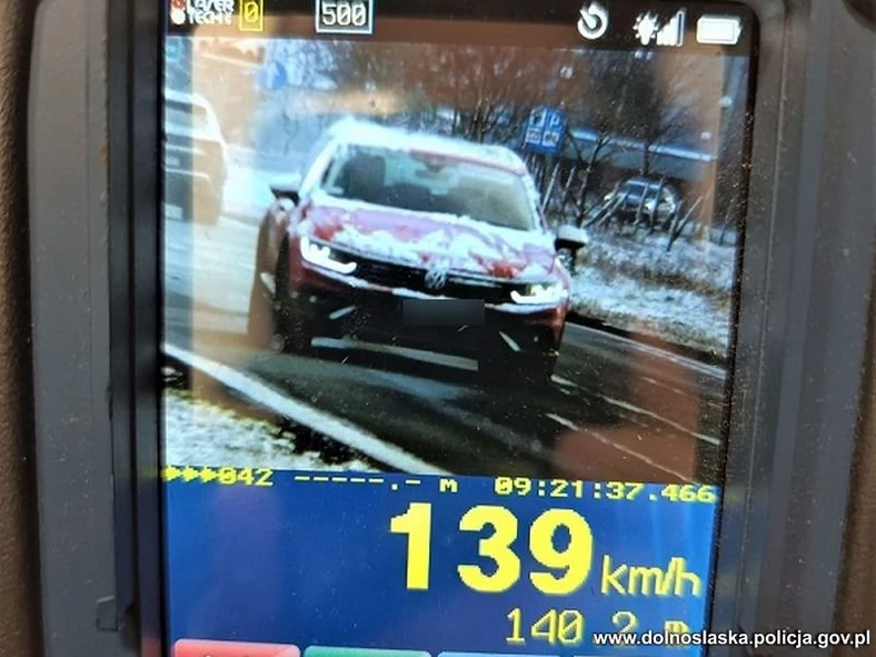 Kierowca passata pędził 139 km/h w terenie zabudowanym