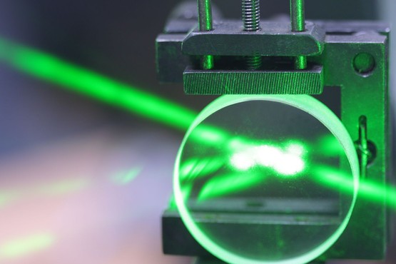 Jeden chip, dziesiątki laserów. Przełom w fotonice, który napędzi centra danych i AI