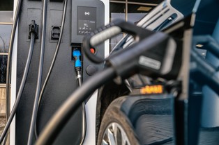 Samochody elektryczne tanieją, ale nadal są mnie atrakcyjne finansowo od spalinowych