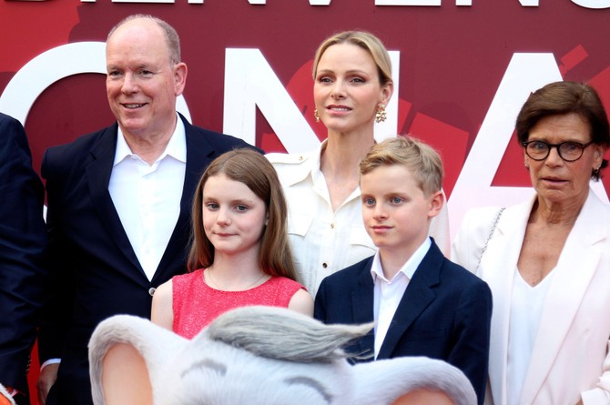 Albert od Monaka i princeza Šarlin sa svojom decom i princezom Stefani