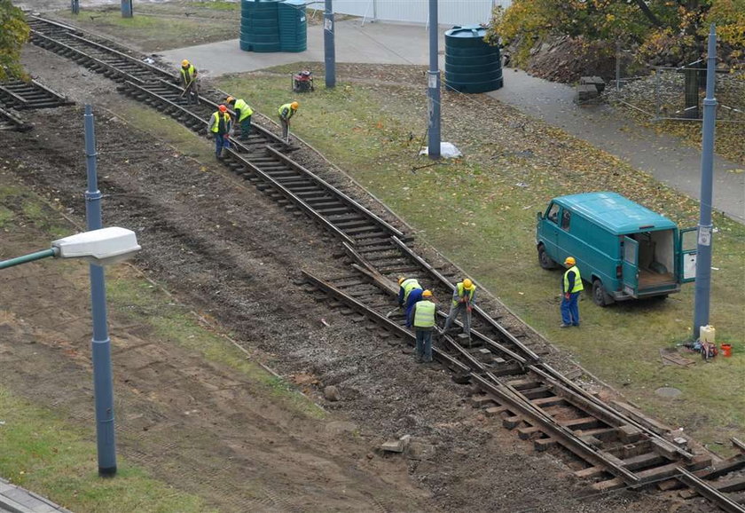 Handlarze i pomnik blokują metro