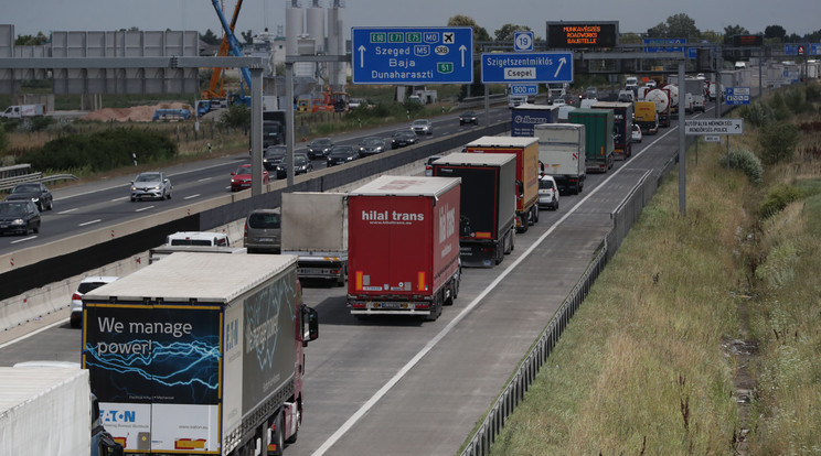 Torlódás alakult ki az M1-esen /Fotó: Grnák László