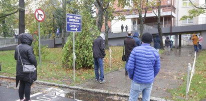 Dramat! Stoją w kolejce po test w deszczu i z objawami COVID-19