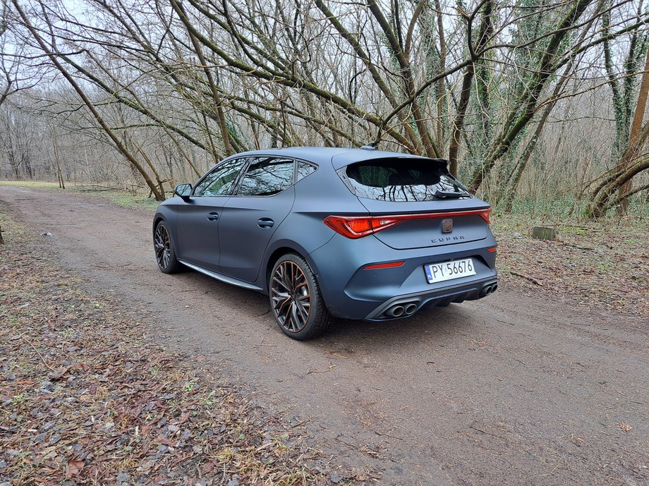 Cupra Leon w tym kolorze i z dodatkami w kolorze miedzi wygląda doskonale. 