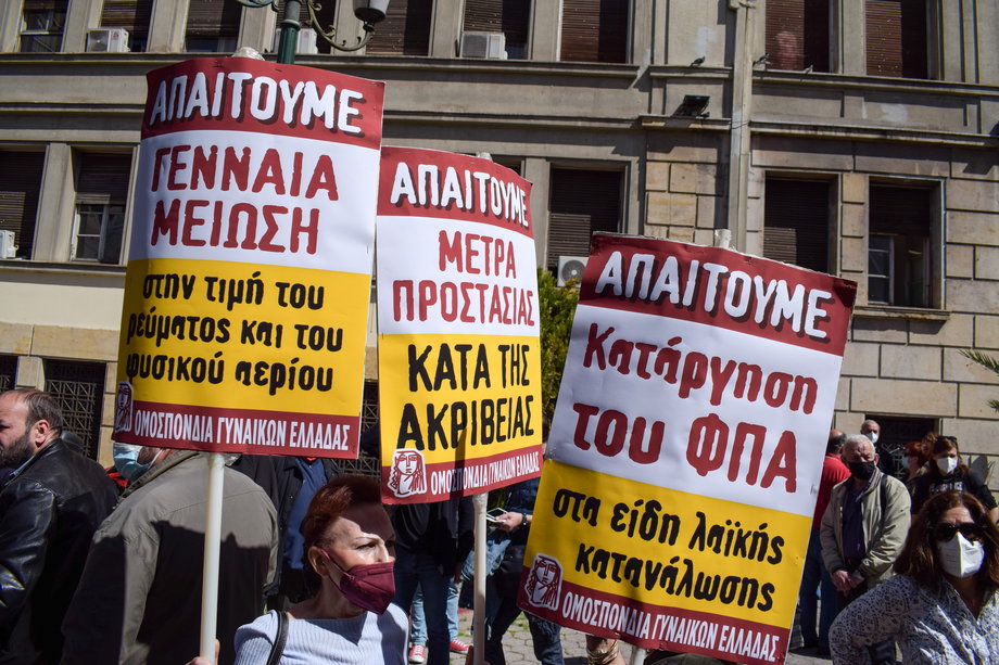 Protest w Atenach 14 kwietnia 2022. Protestujący trzymają transparenty z żądaniami obniżenia cen energii.