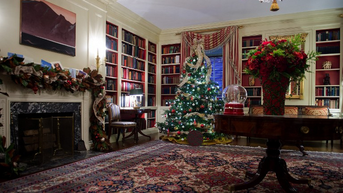 Przedmiotem krytycznych komentarzy ze strony konserwatywnych przeciwników prezydenta USA Baracka Obamy stał się fakt, że - jak ujawniła sama jego małżonka Michelle - w Białym Domu postawiono aż 54 choinki bożonarodzeniowe.