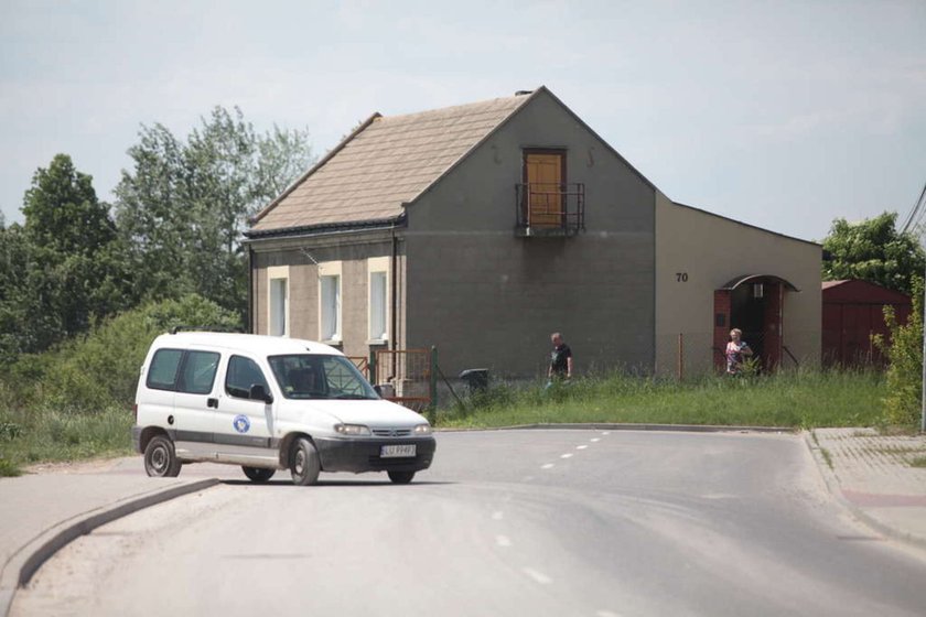 Kielce dom na środku ulicy Skrajnej