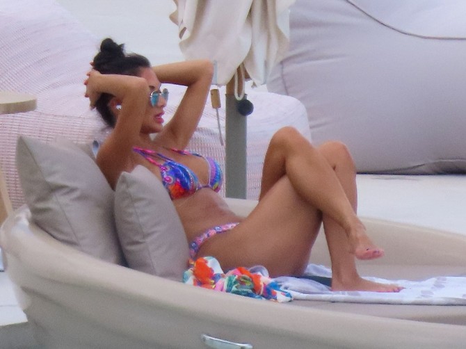 Nikol Šerzinger uživa na Mikonosu u šarenom bikiniju