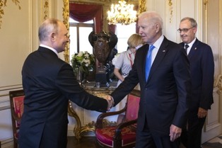 Szczyt Biden-Putin: przywódcy wymienili się okolicznościowymi prezentami