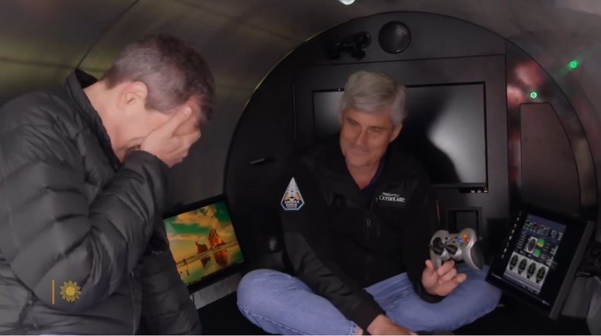 Stokton Raš (D) pokazuje upravljač za podmornicu "Titan" novinaru CBS-a na snimku objavljenom u novembru 2022.