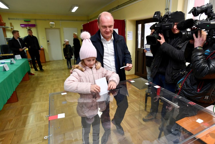 Prezydent Szczecina, kandydat KWW Bezpartyjni Piotra Krzystka - Piotr Krzystek z córką Anią podczas głosowania w II turze wyborów samorządowych w Szczecinie.