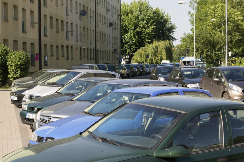 Zatłoczone parkingi w dzielnicy Halemba