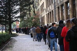 Wybory na Węgrzech. Tłumy w lokalach i kolejki w Budapeszcie