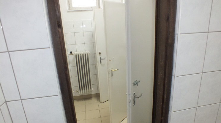Ebbe a mosdóba zárta be a nőt a zaklató férfi / Fotó: Police.hu