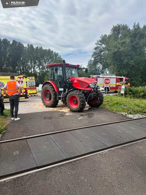 Pri Leviciach sa zrazil traktor s rýchlikom.