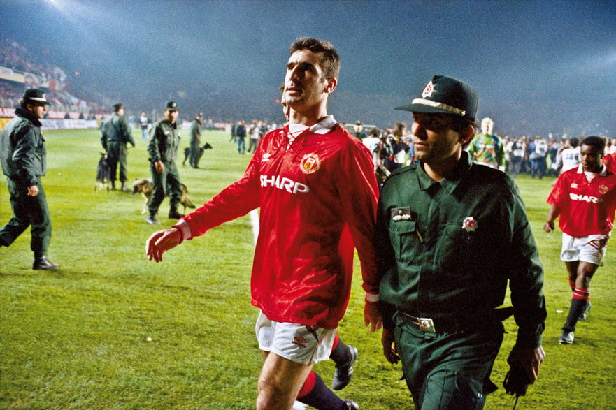 Eric Cantona sprowadzany z boiska przez policję (1993)