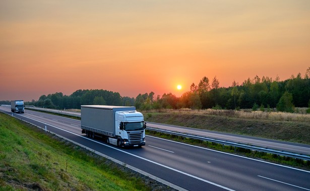 Ciężarówki na autostradzie