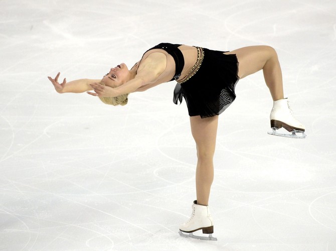 Seksowne łyżwiarki swoim tańcem rozgrzeją nie tylko lód